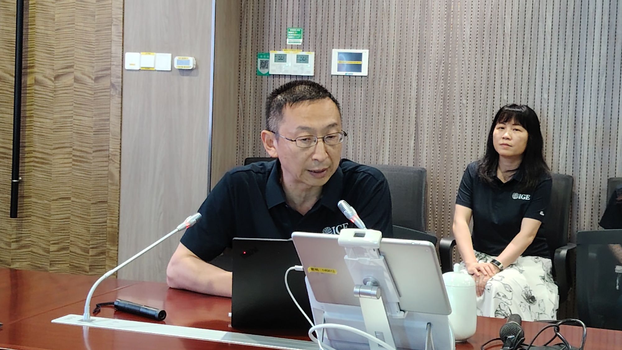 蒋炜教授做《跨国企业供应链与运营战略》课题报告