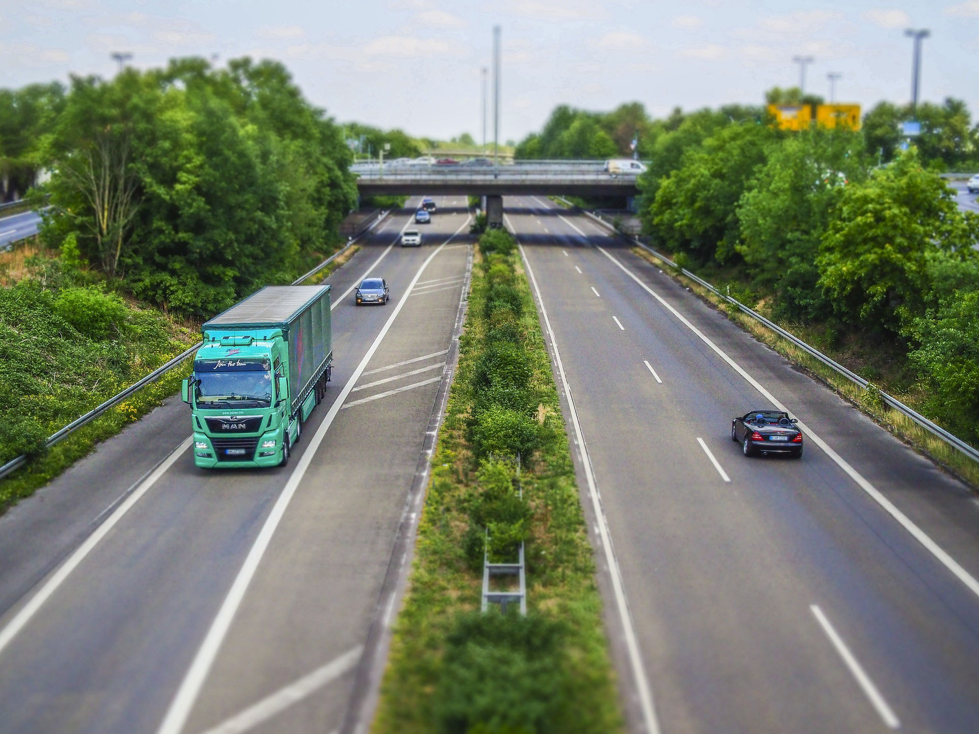 A New Approach for Vehicle Routing with Stochastic Demand: Combining Route Assignment with Process Flexibility