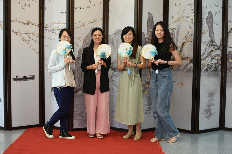 学院工会成功举办“春花夏长，扇纳清凉”古风团扇DIY活动