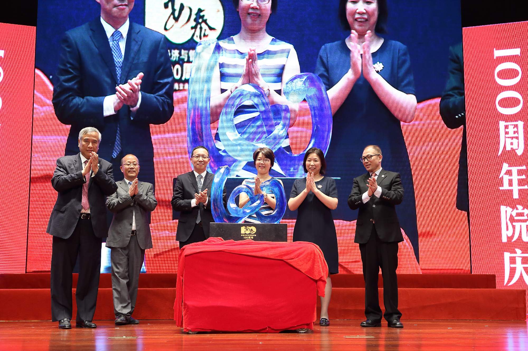 “百年琉璃”捐赠现场