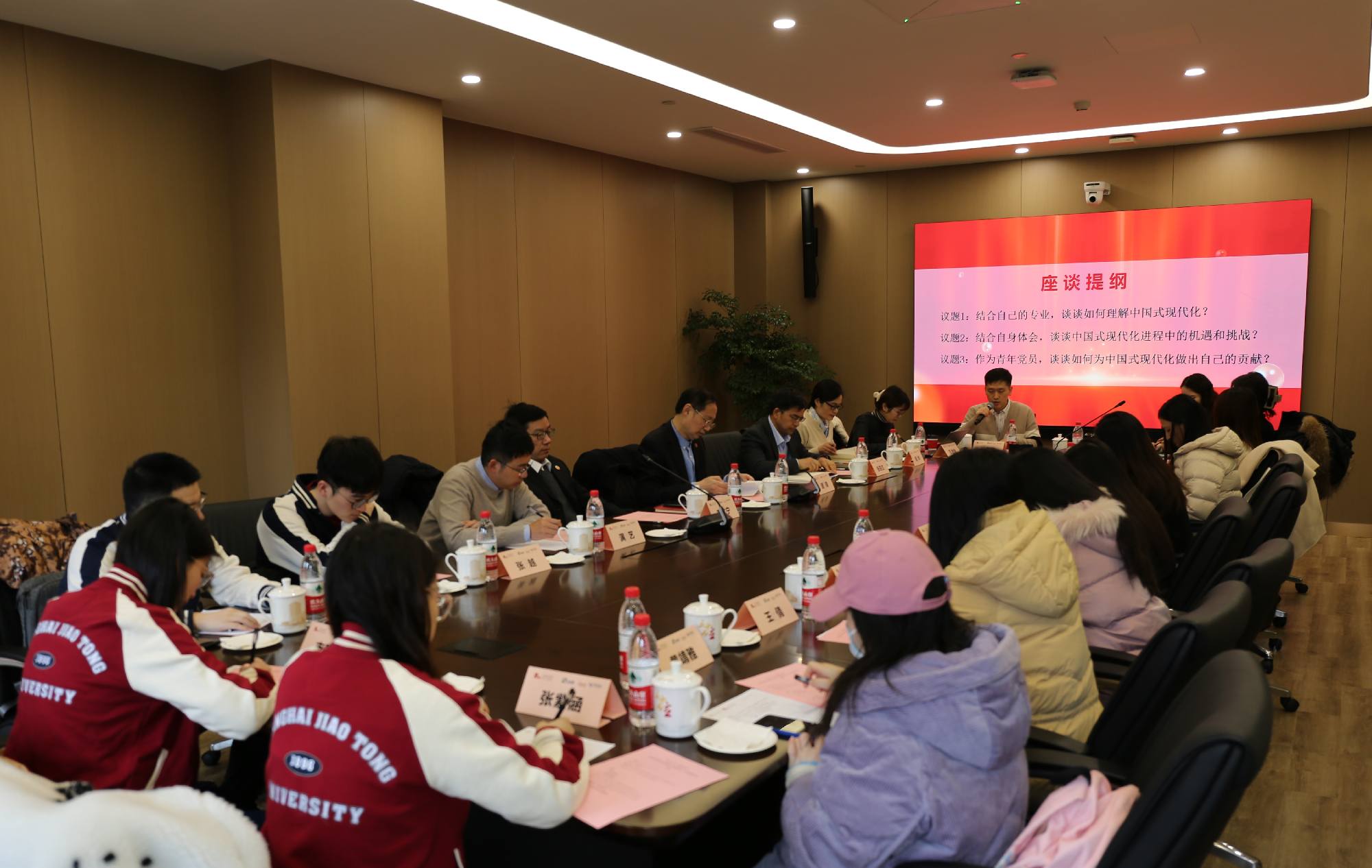 校党委常务副书记顾锋参加我院学生党员座谈会