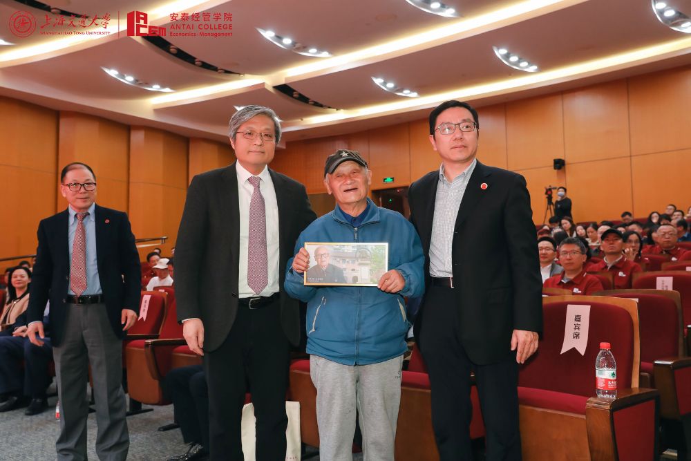 为吴恒顺学长赠送鲜花