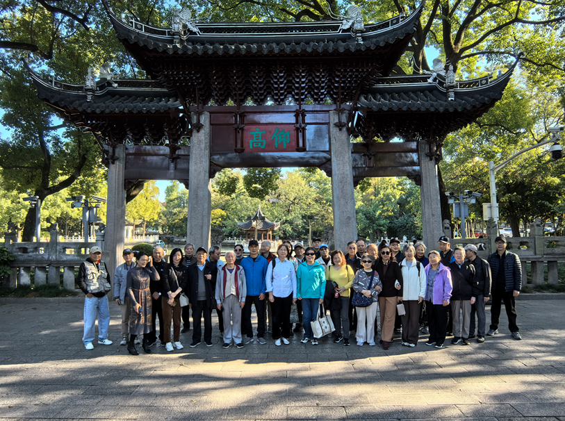 青枫初染、秋霞正暖——2025年安泰退休教职工赏秋之旅