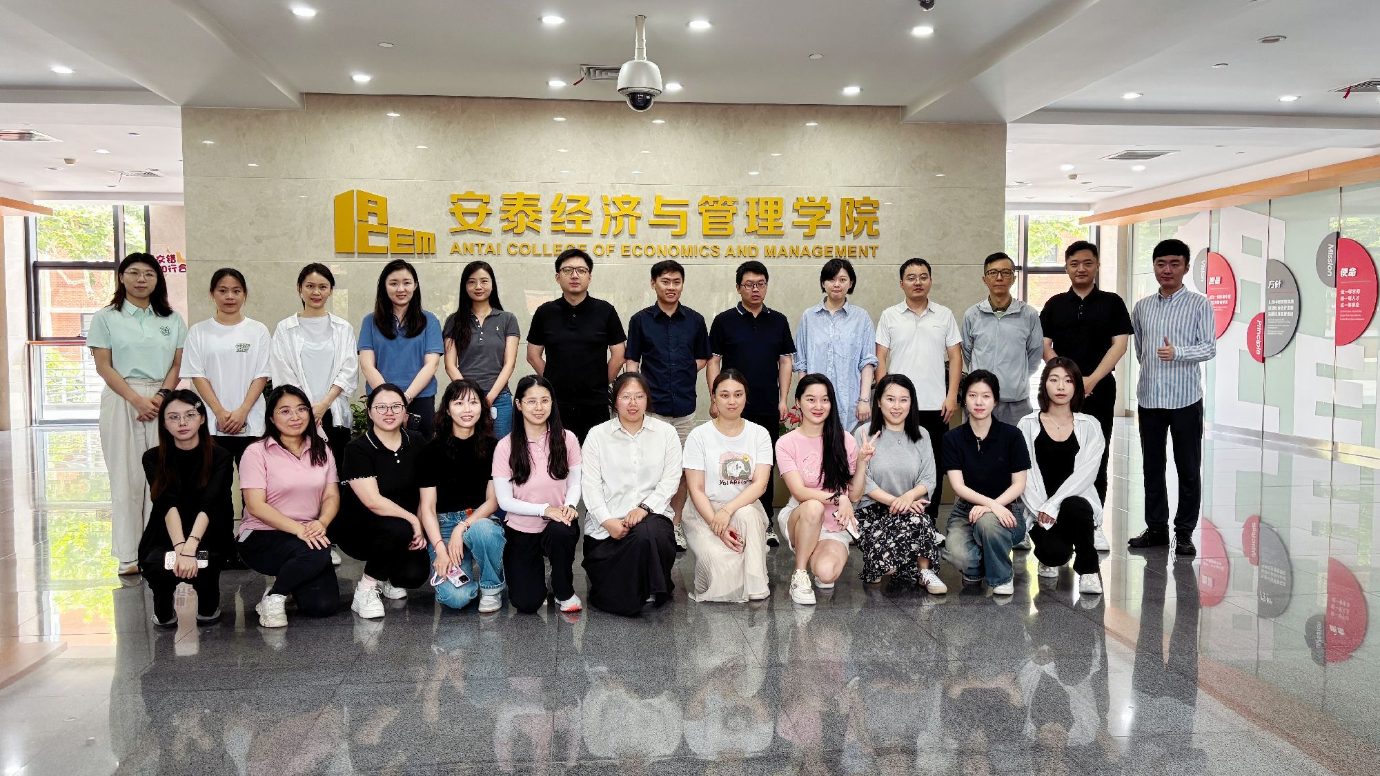 安泰经管学院举行2025年度新员工培训
