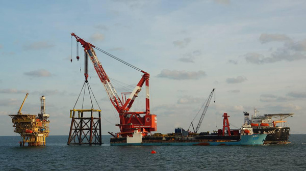海洋工程公司制造的单钩亚洲第一吊船，4500吨起重量， 9万吨排水量，能停靠飞机，一条船能够负载两个石油平台，安装到海里的平台架上。