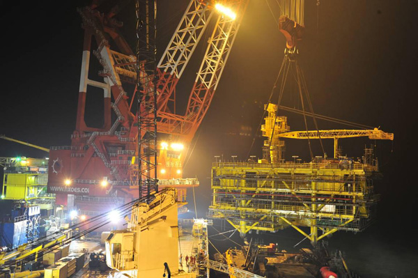 海洋工程公司制造的单钩亚洲第一吊船，4500吨起重量， 9万吨排水量，能停靠飞机，一条船能够负载两个石油平台，安装到海里的平台架上。