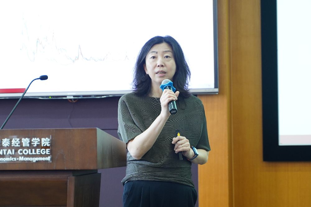 Rochester大学的白艳（Yan Bai）教授发表了题为“World Financial Cycles”的演讲