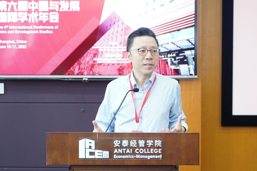 我院陆铭教授主持开幕式